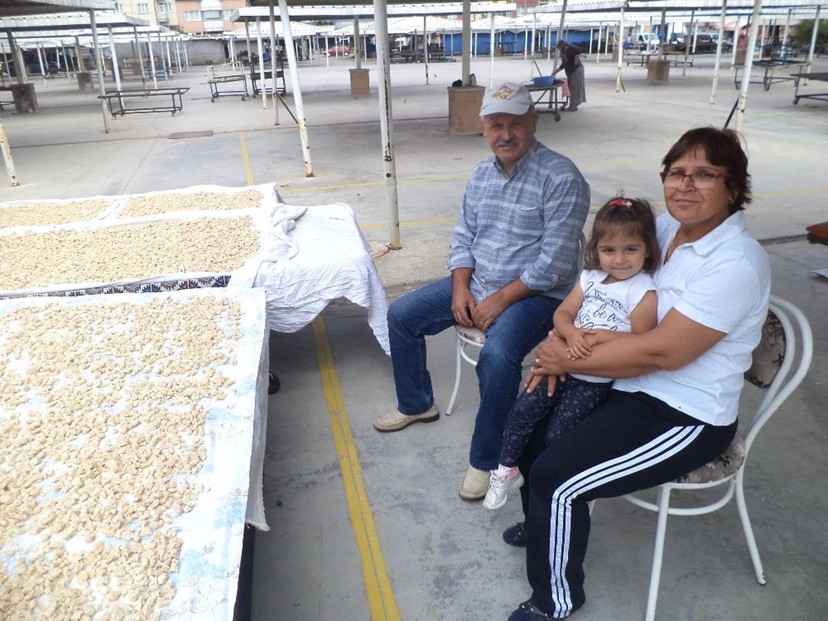 Tarhanacı Dede ve Nineler Hem Torun Bakıyor Hem Tarhana Bekliyor