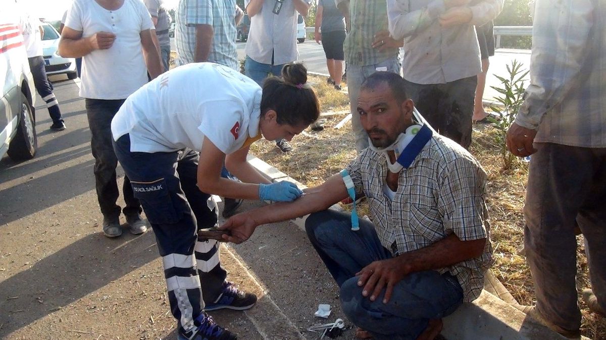 Tekeri Patlayan Kamyonet Bariyerlere Çarptı: 3 Yaralı