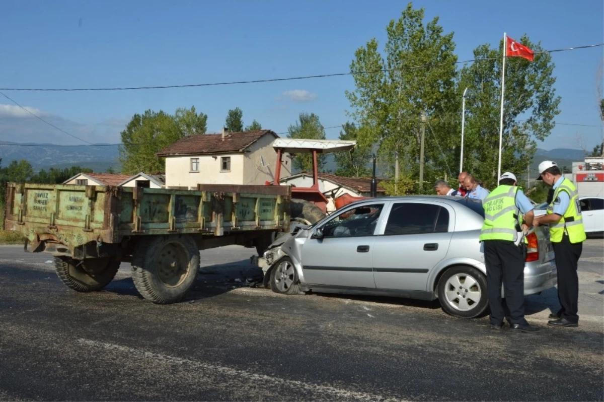 Tokat\'ta Otomobil ile Traktör Çarpıştı: 5 Yaralı