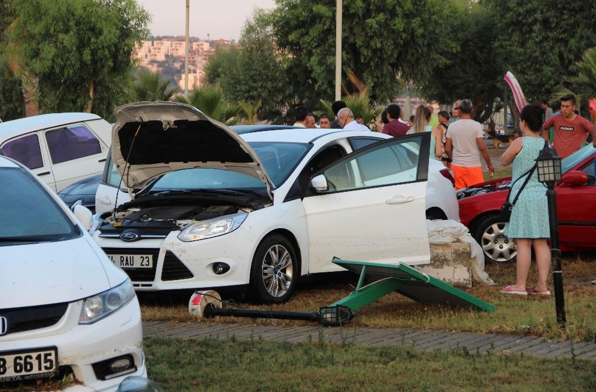 Tsunami Gibi Araçlar Sürüklendi