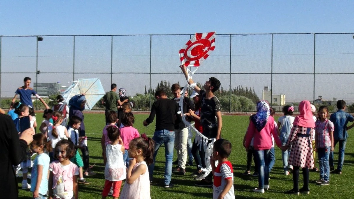 Türk ve Suriyeli Çocuklar Uçurtma Şenliğinde Eğlendi