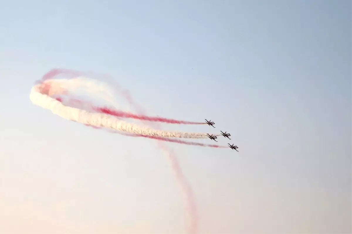 Türk Yıldızları, Girne Semalarında Hava Gösterisi Gerçekleştirdi