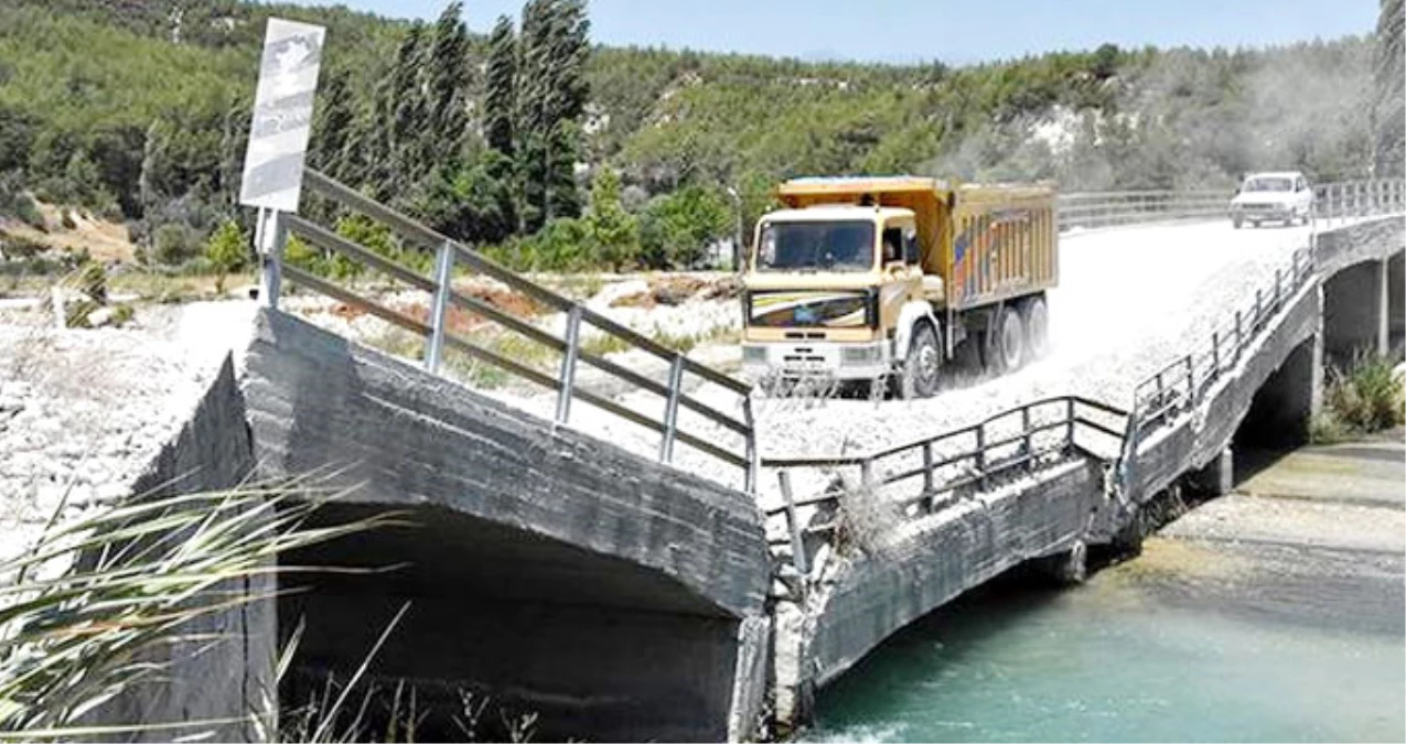 Sel Felaketinde Çöken Köprü Tehlikeye Rağmen Kullanılmaya Devam Ediyor