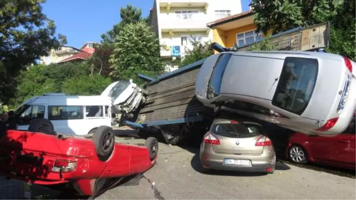 Araç Taşıyan Tır Kaza Yaptı