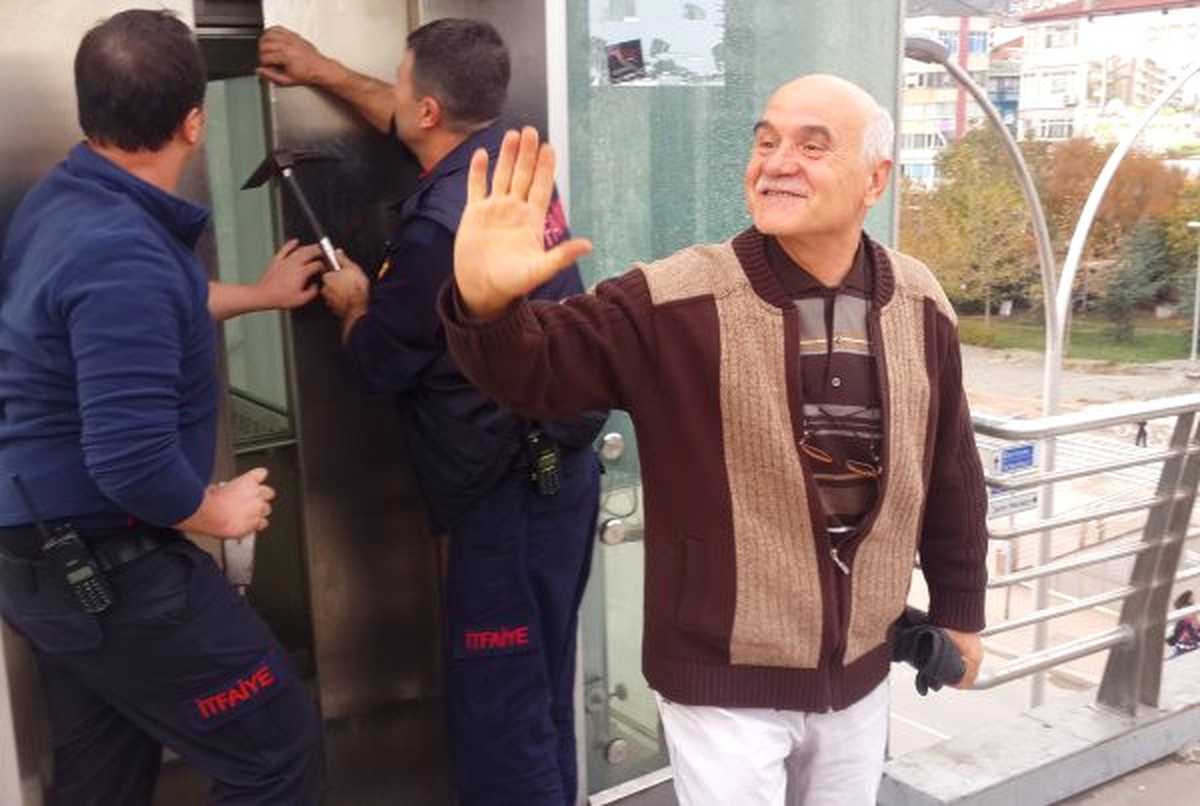 Asansörde Mahsur Kalan Vatandaşı İtfaiye Kurtardı