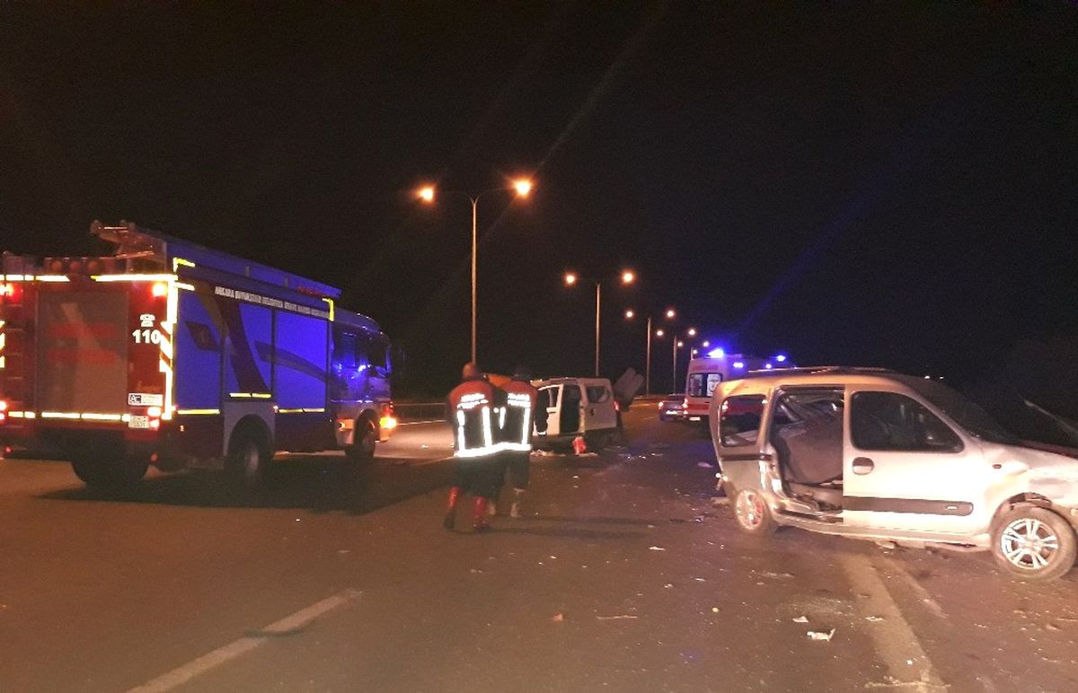 Başkent\'te İşçileri Taşıyan Kamyonet, Başka Bir Araca Arkadan Çarptı: 9 Yaralı