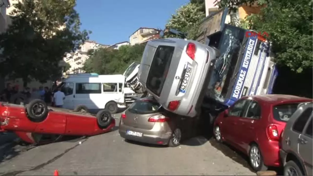 Beykoz\'da Araç Taşıyan Tır Kaza Yapınca Cadde Savaş Alanına Döndü