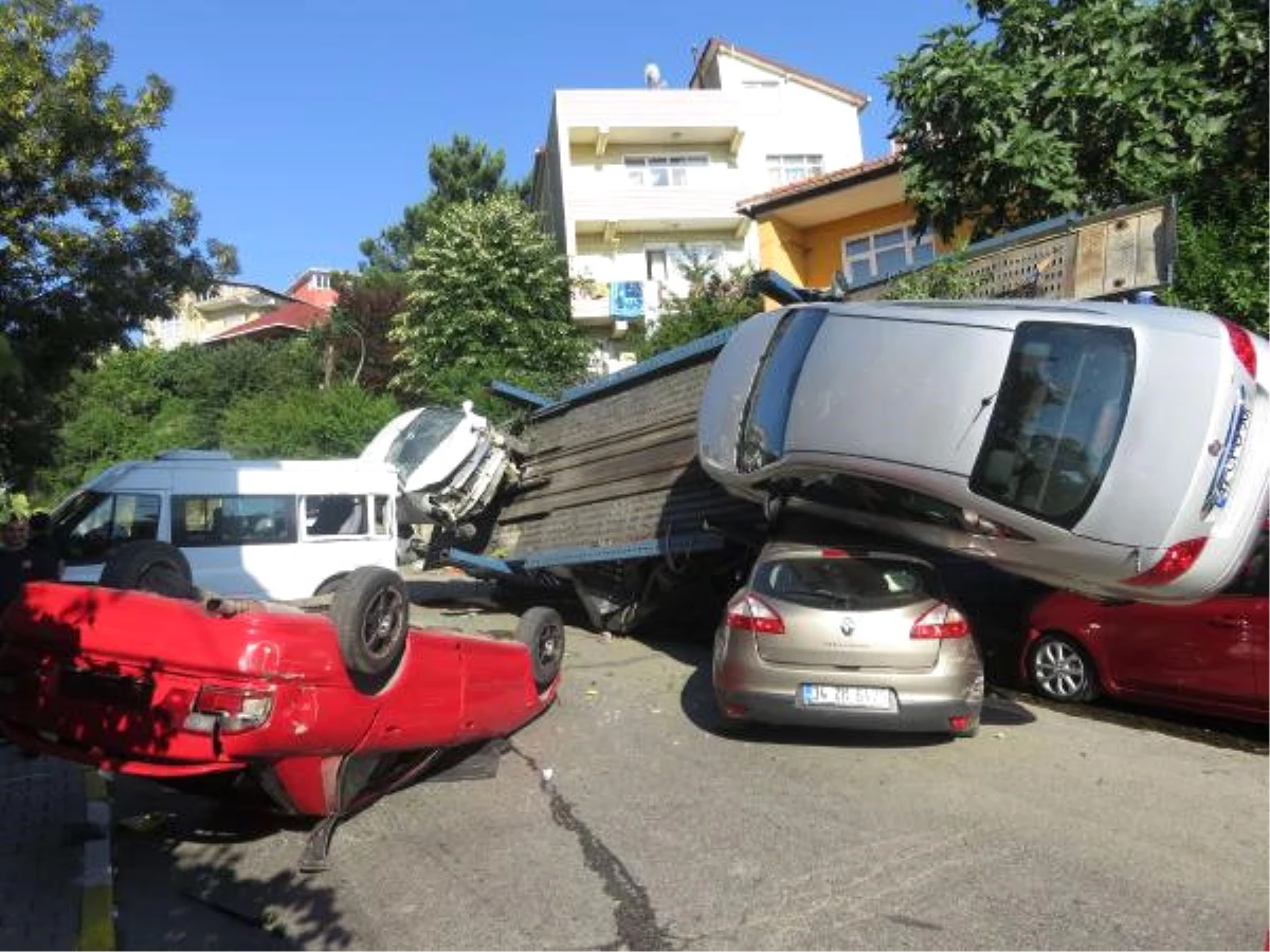 Beykoz\'da Araç Taşıyan Tır Kaza Yaptı; Cadde Savaş Alanına Döndü (2)