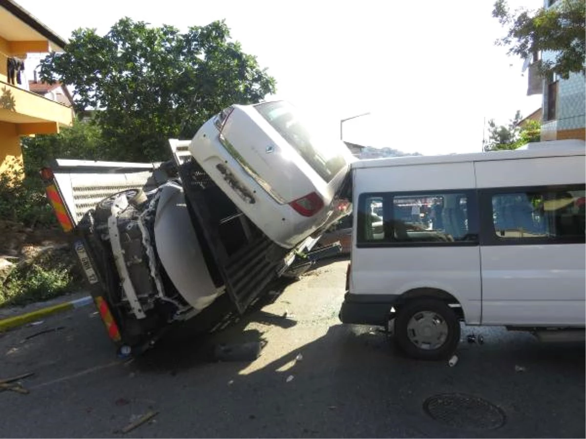 Beykoz\'da Araç Taşıyan Tır Kaza Yaptı; Cadde Savaş Alanına Döndü (2)