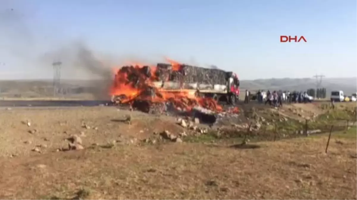 Bingöl Seyir Halindeki Saman Yüklü Tır Alev Alarak Yandı