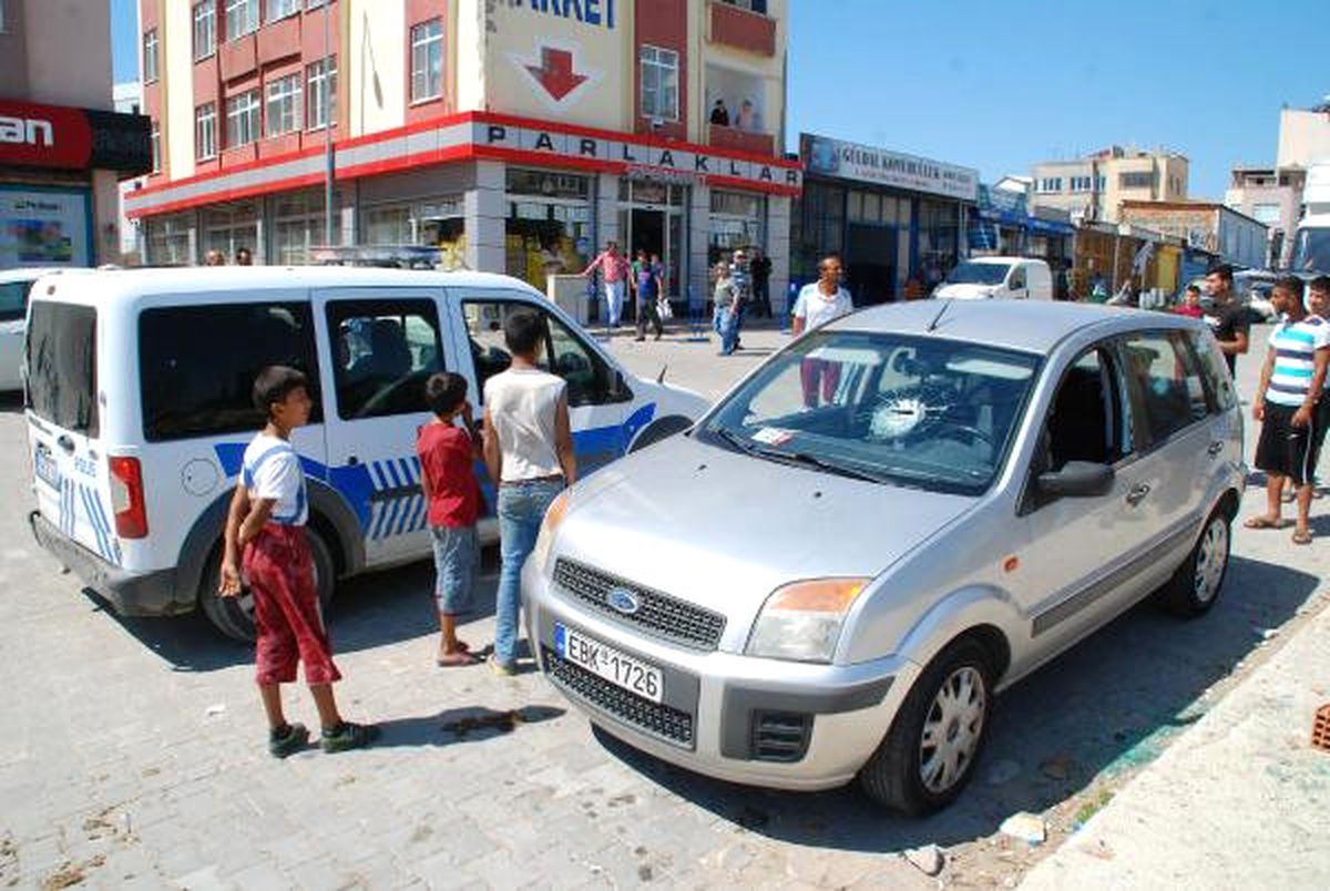 Bonzai Kullanan Genç İki Aracın Camlarını Kırdı