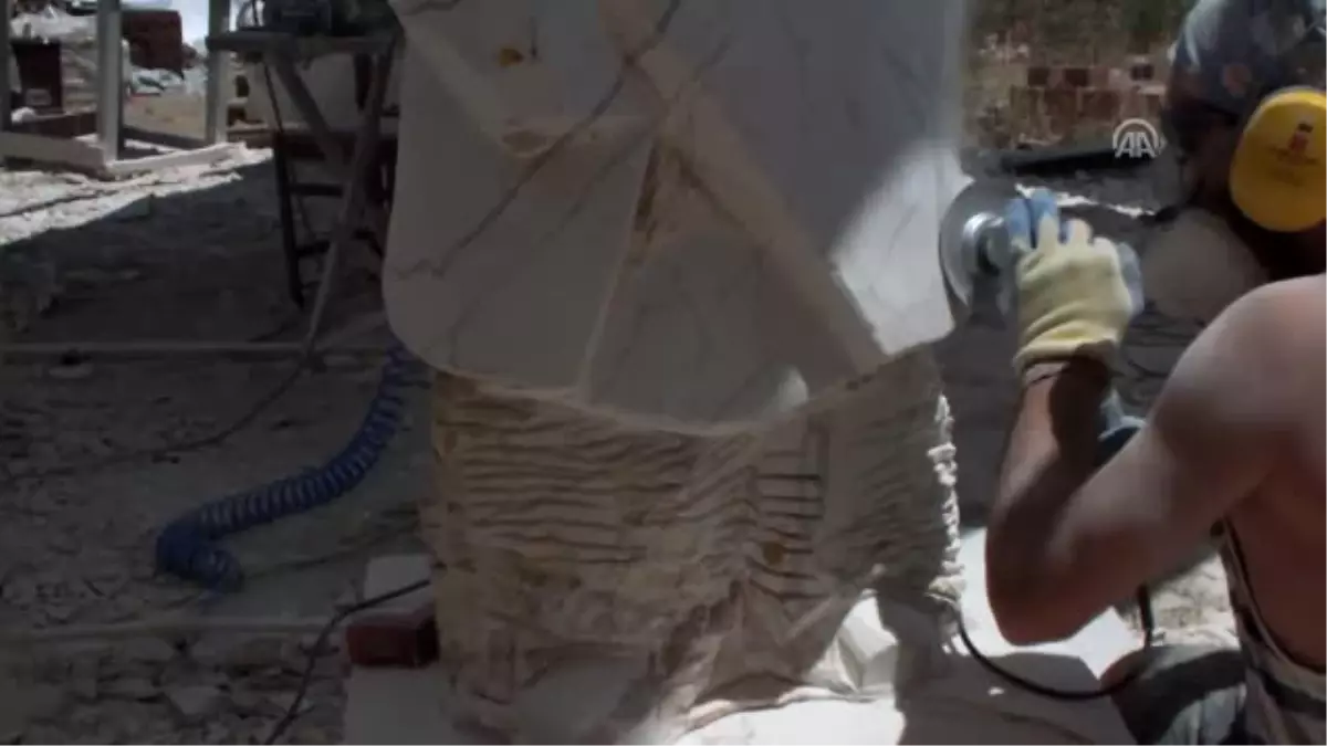 Bu Köyün Mimarisini Üniversiteli Heykeltıraşlar Yeniliyor