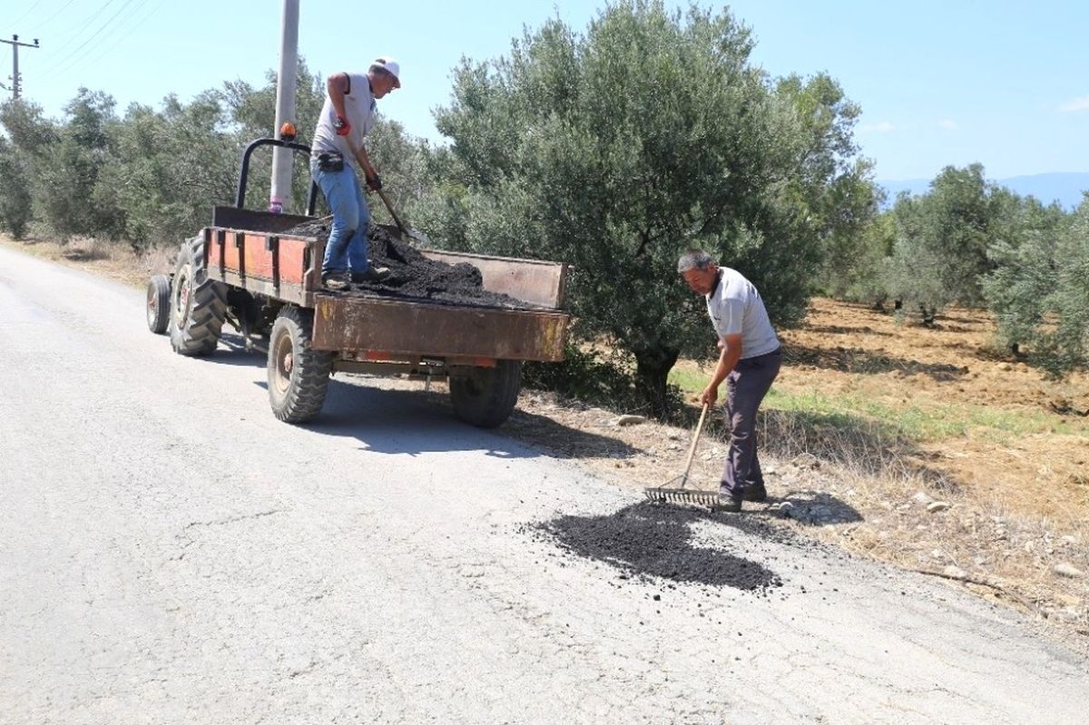 Burhaniye\'de Yağmurun Bozduğu Yollar Tamir Ediliyor