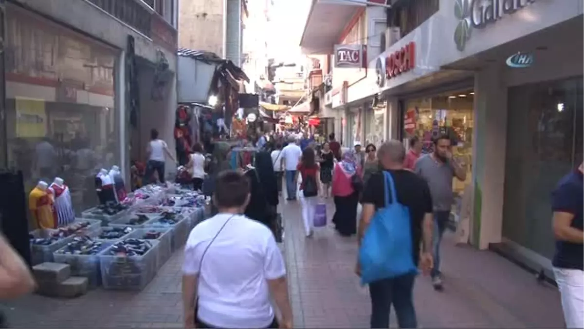 Caddeye Mezar Yapıp, Üzerine Çiçekler Koydu