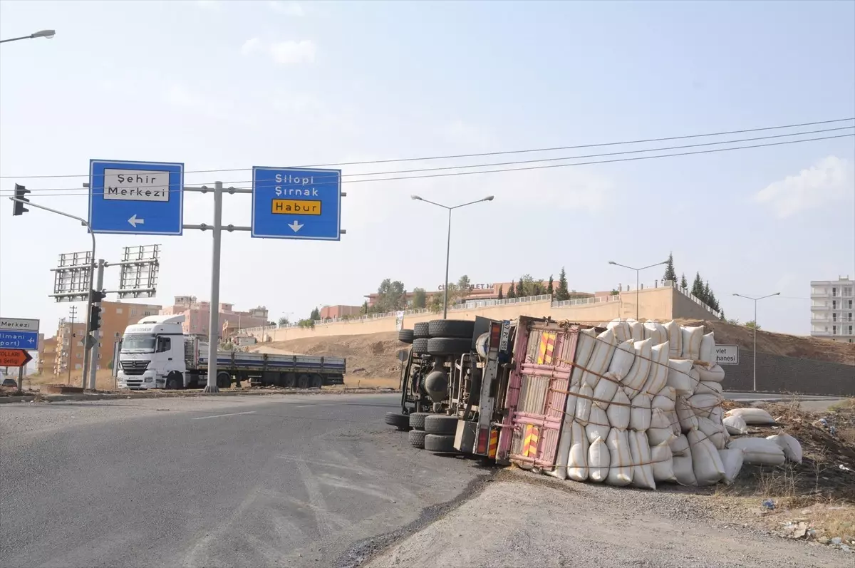 Cizre\'de Saman Yüklü Kamyon Devrildi : 1 Yaralı