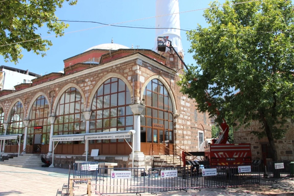 Cumhurbaşkanının Talimat Verdiği Caminin Minaresi Boyanıyor