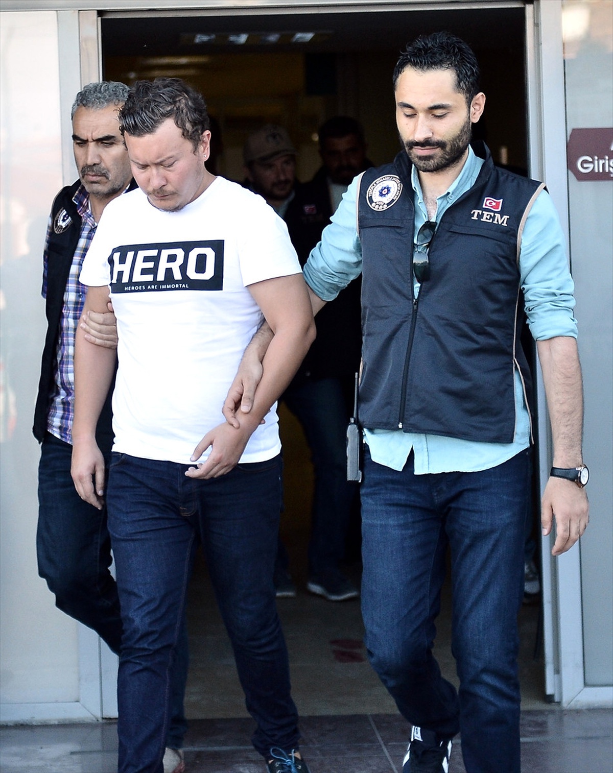 Eskişehir\'de "Hero" Yazılı Tişört Giyen Kişiye Gözaltı