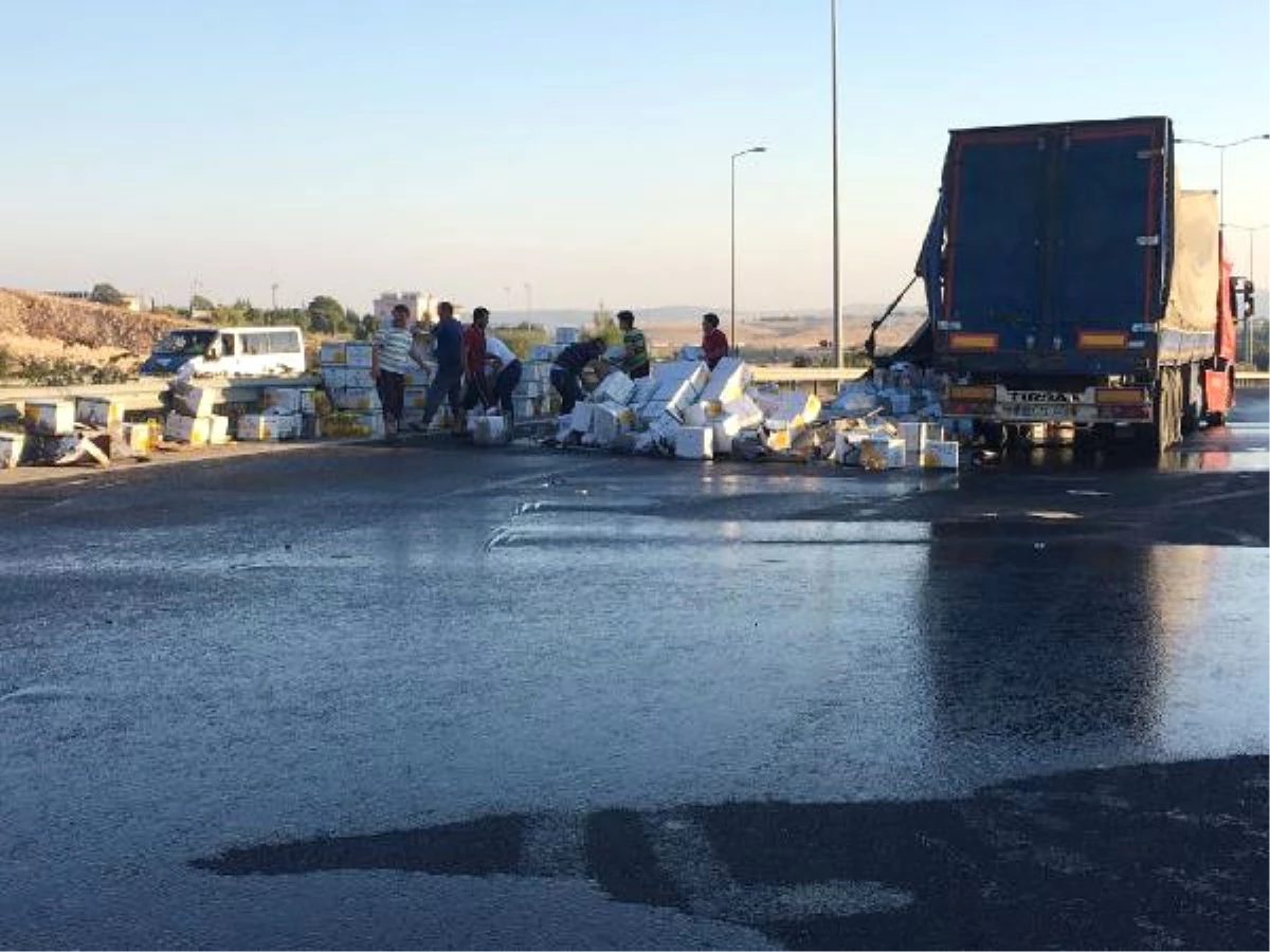 Gaziantep\'te Tır\'daki Sıvı Yağ Yola Döküldü