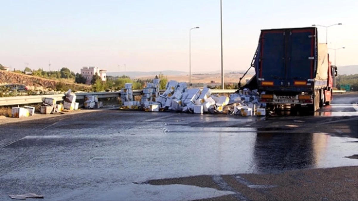 Gaziantep\'te Yola Savrulan Yağ Trafiği Aksattı