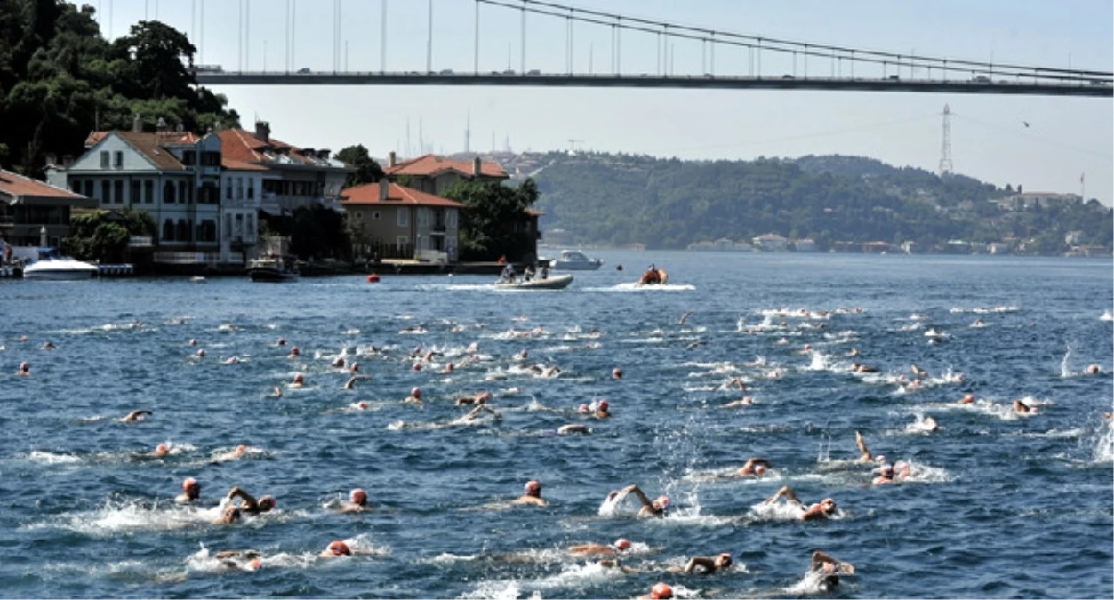 İstanbul Boğazı\'nda Yüzme Şöleni