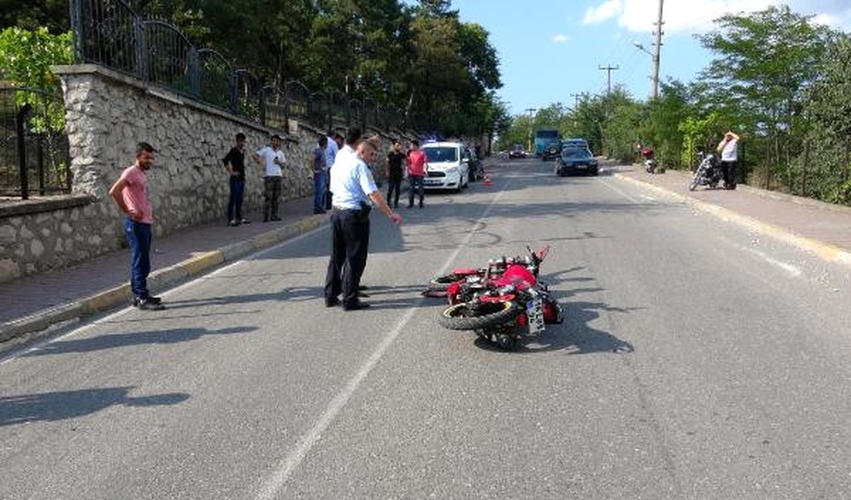 Kamyonetle Çarpışan Motosiklette 2 Genç Ağır Yaralandı