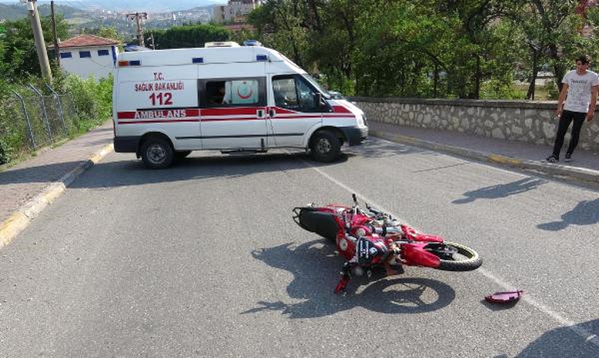 Kamyonetle Çarpışan Motosikletteki 2 Kişi Yaralandı