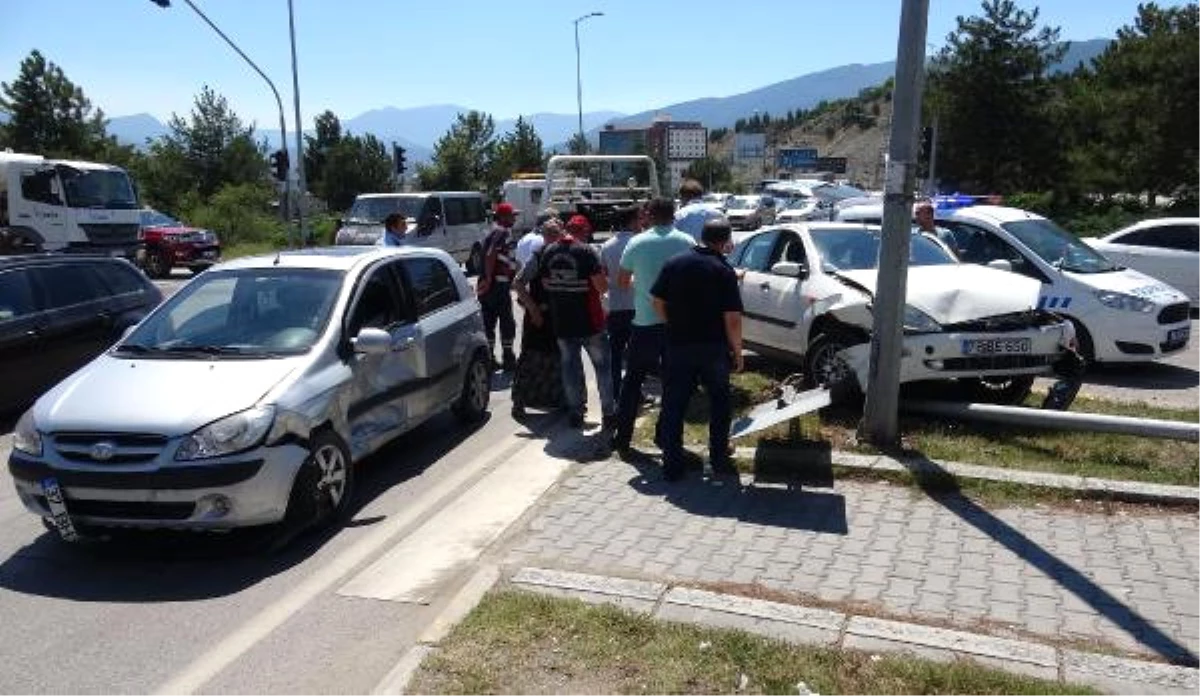 Karabük\'te 2 Otomobil Çarpıştı: 3 Yaralı