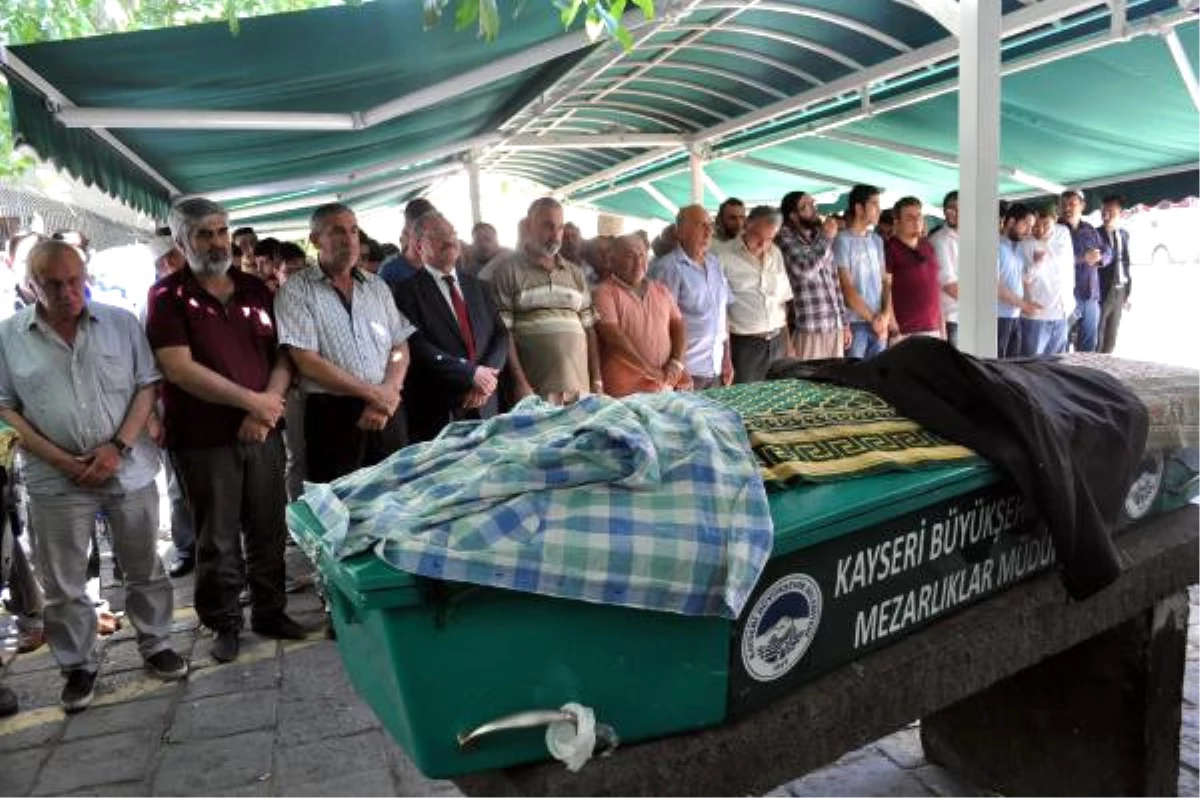 Kayseri\'deki Kazada Ölen Üniversiteliler, Toprağa Verildi
