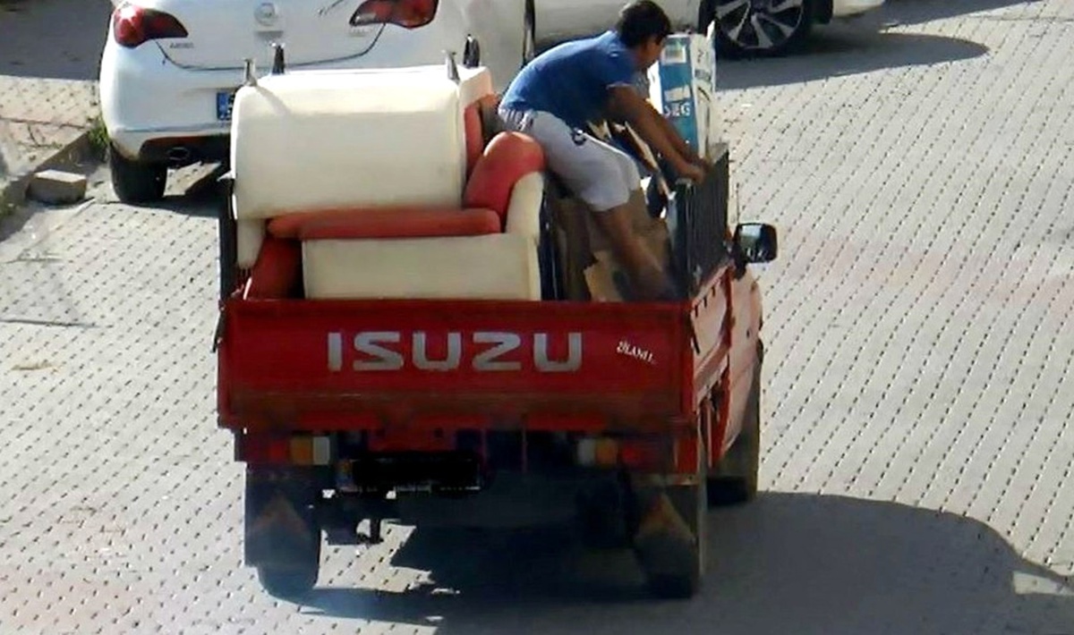 Malzeme Dolu Kamyonet Kasasında Tehlikeli Yolculuk