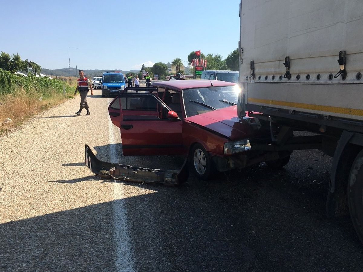 Manisa\'da Zincirleme Trafik Kazası: 4 Yaralı