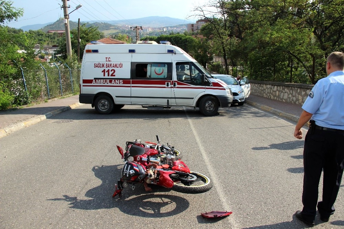 Motosiklet Kamyonete Çarptı: 2 Yaralı