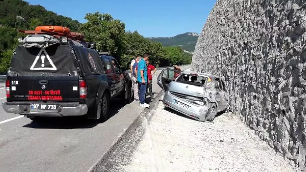 Otomobil İstinat Duvarına Çarptı: 4 Yaralı