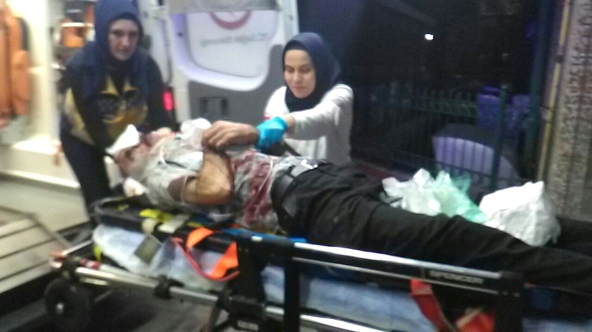 Otomobil Trafik Işıklarına Çarptı: 1\'i Ağır 2 Yaralı