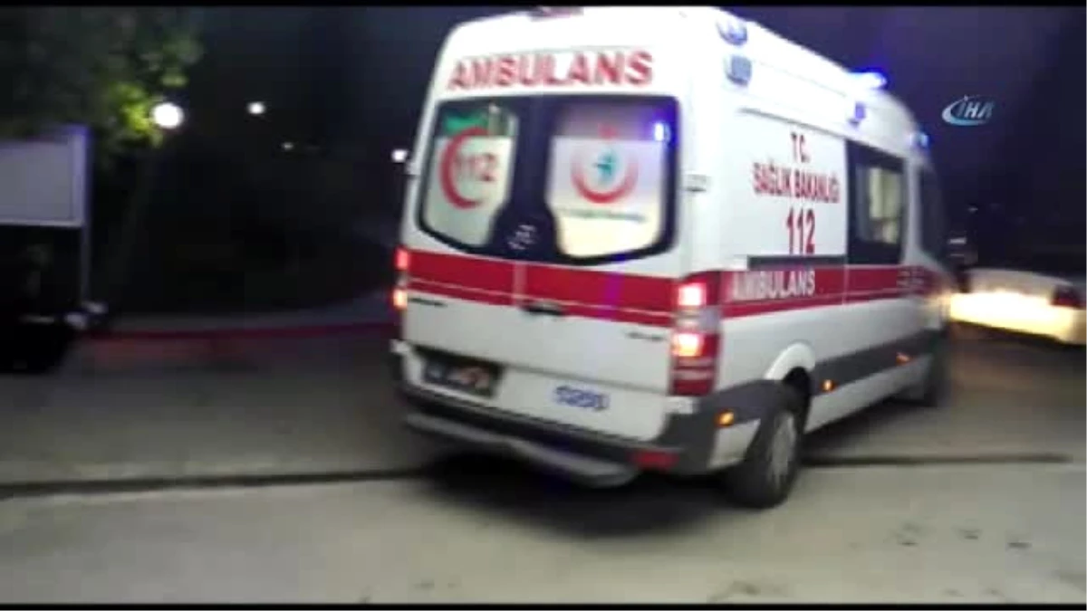 Otomobil Trafik Işıklarına Çarptı: 1\'i Ağır 2 Yaralı