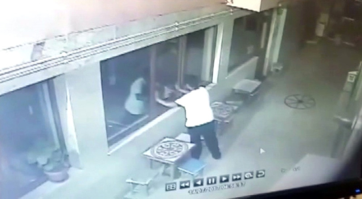 Camiden Ayakkabıları Çalamayınca Çay Ocağını Soydu
