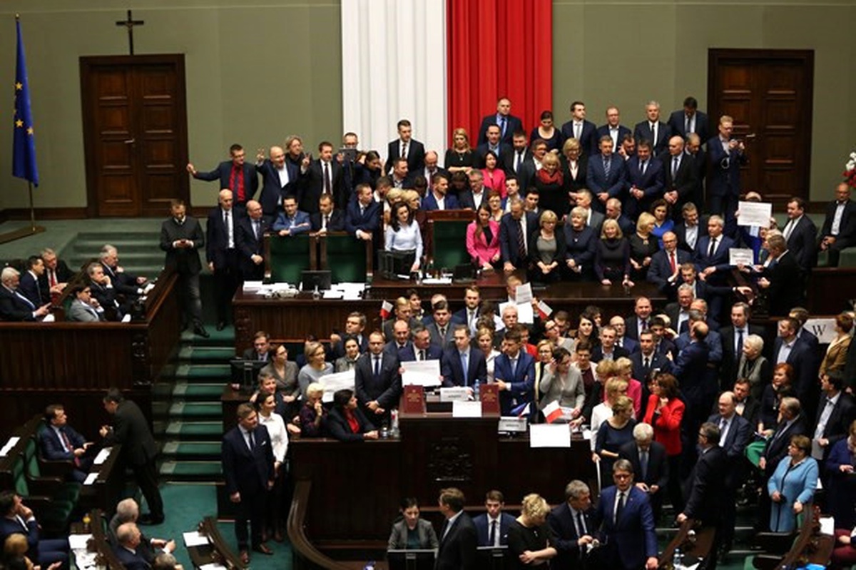 Polonya\'da Senato Tartışmalı Yargı Tasarısını Onayladı