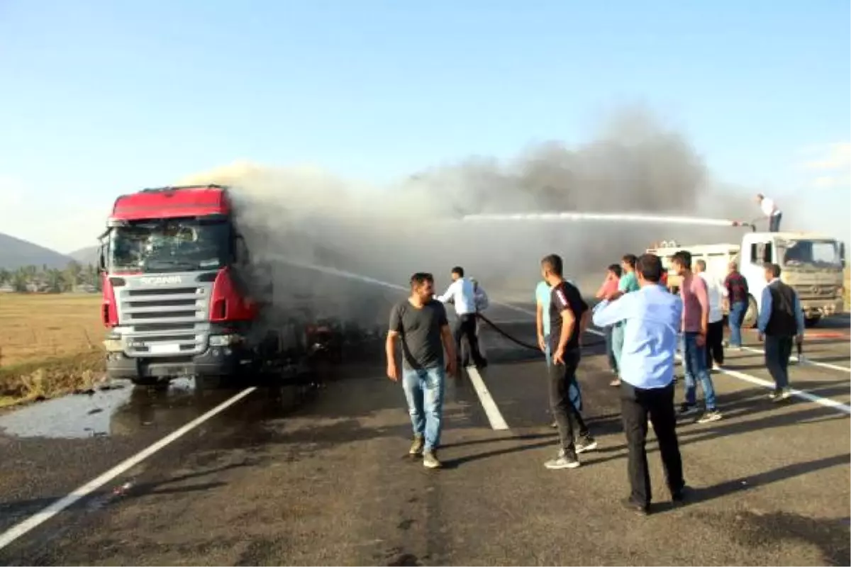 Seyir Halindeki Saman Yüklü Tır Yandı