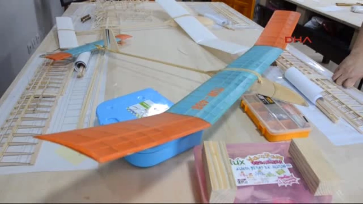 Sivas Pilotluk Hayallerine Ilk Adımı Model Uçakla Atıyorlar