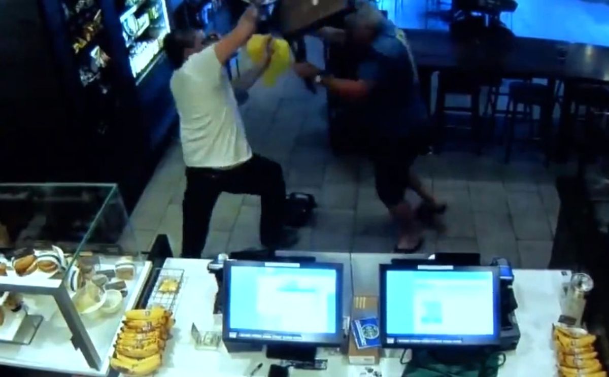 Oyuncak Silahla Soyguna Geldi, Sandalyenin Gazabına Uğradı