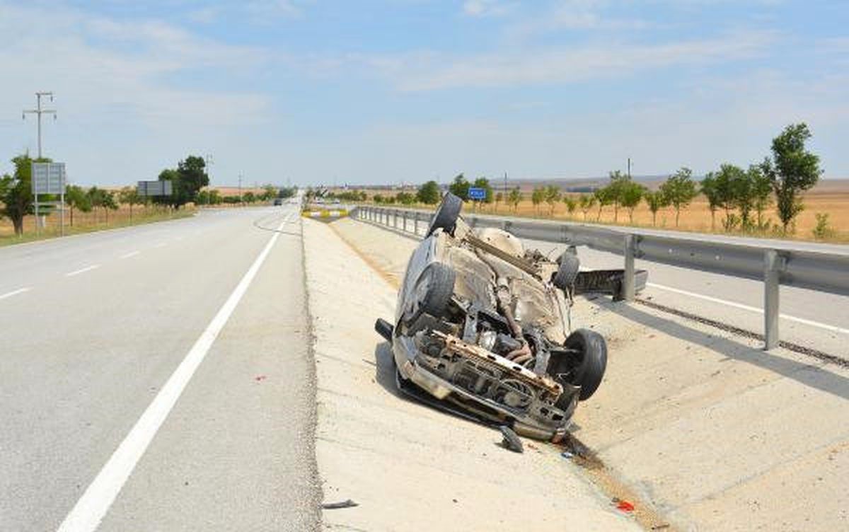 Takla Atan Otomobildeki 4 Kişi Yaralandı