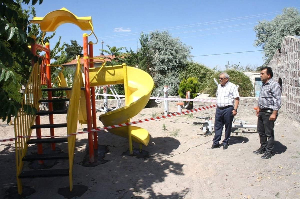 Uçhisar Belediyesi Park Alanlarına Yeni Oyun Grupları Yerleştiriyor