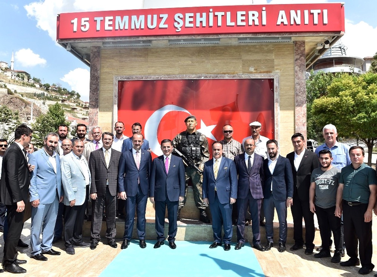 Vali Topaca 15 Temmuz Şehitleri Anıtı\'nı Gezdi