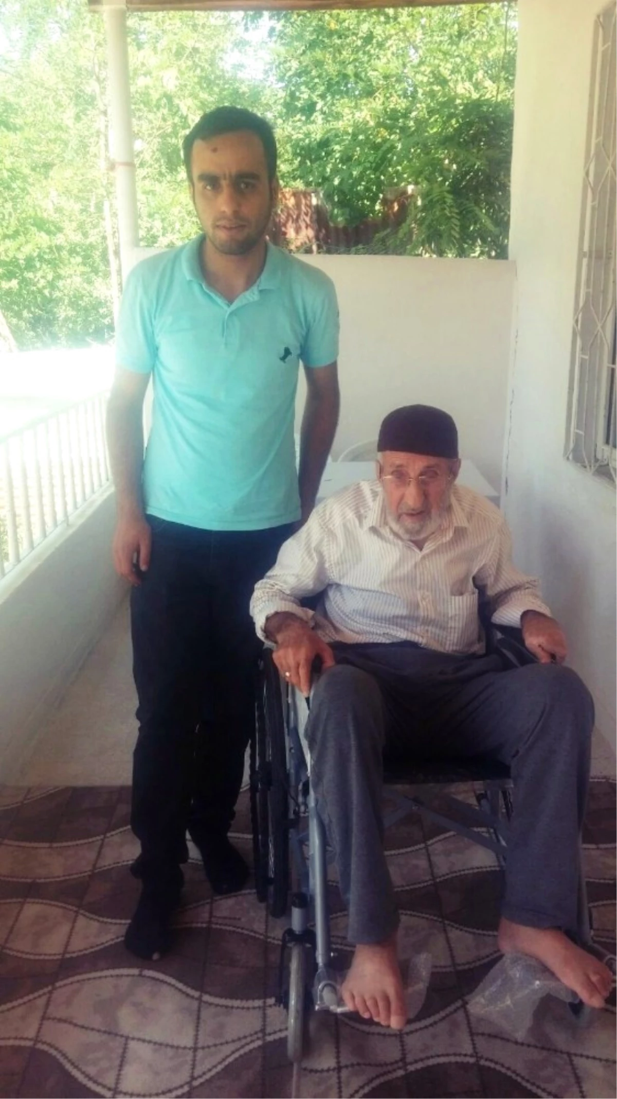 93 Yaşındaki Aydın\'a Tekerlekli Sandalye Hediye Edildi