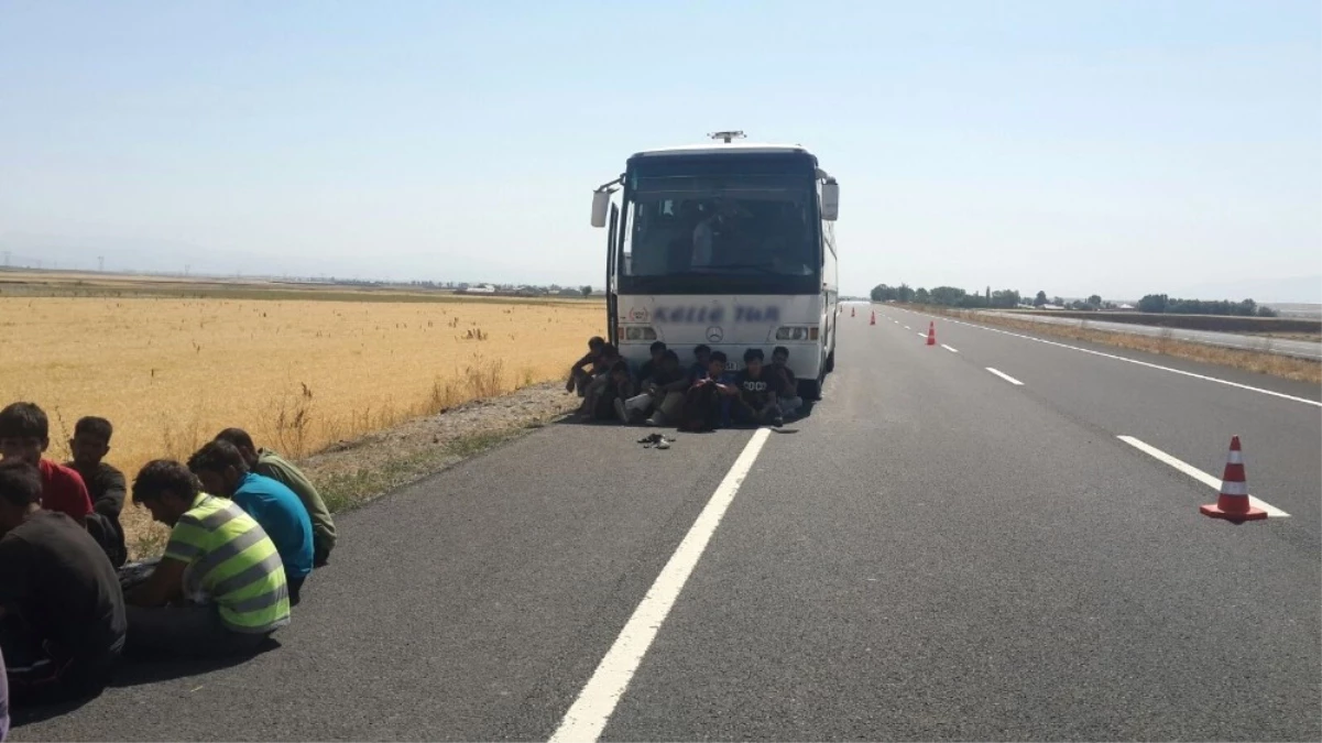 Ağrı\'da Yolcu Otobüsünde 150 Kaçak Yakalandı