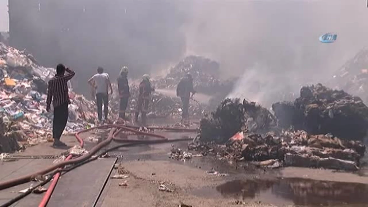 Ataşehir\'de Atık Kağıt Deposunda Korkutan Yangın