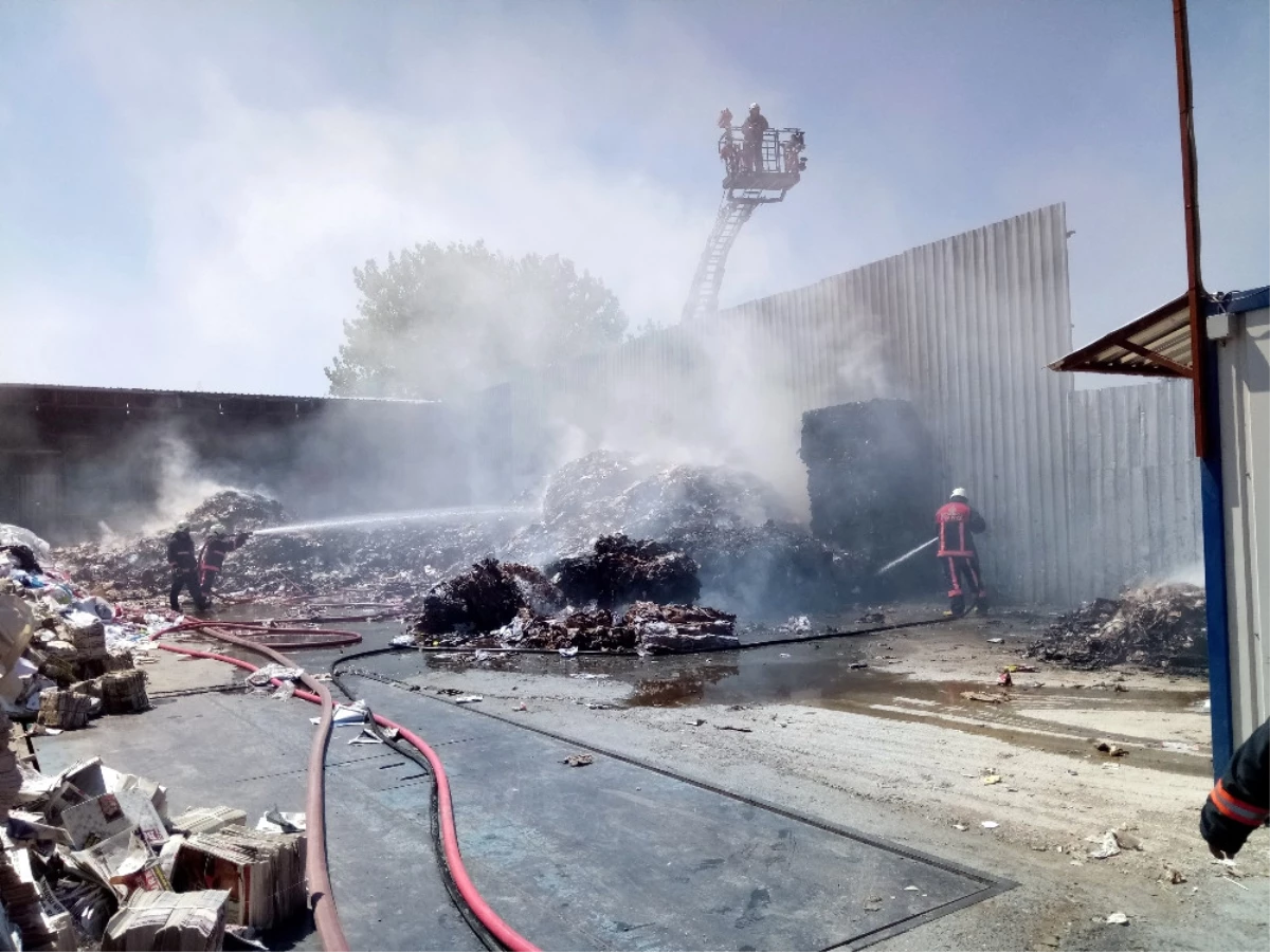 Ataşehir\'de Atık Kağıt Deposunda Yangın