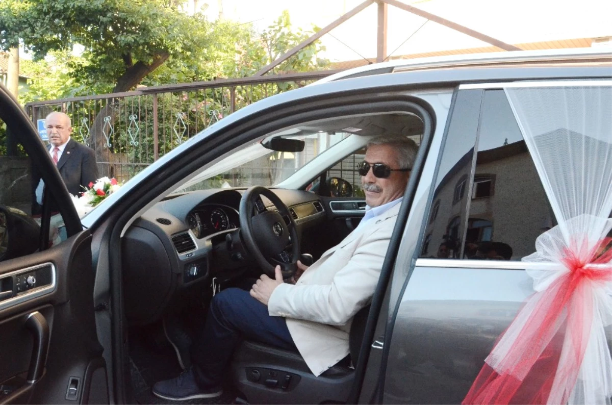 Belediye Başkanı Şehidin Oğluna Düğününde Makam Aracını Tahsis Edip, Şoförlüğünü Yaptı
