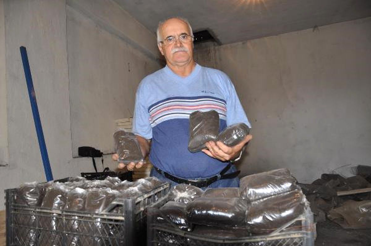 Emekli Öğretmenden Solucan Gübresi Üretimi