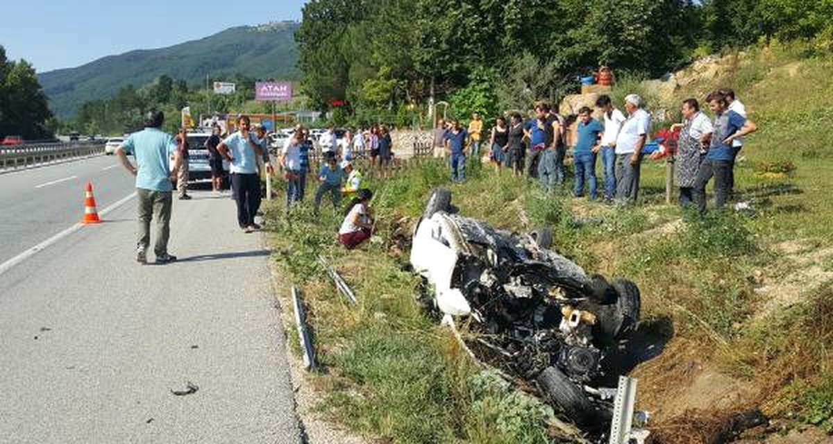 İnegöl\'de Otomobil Yağmur Suyu Kanalına Düştü: 2 Yaralı