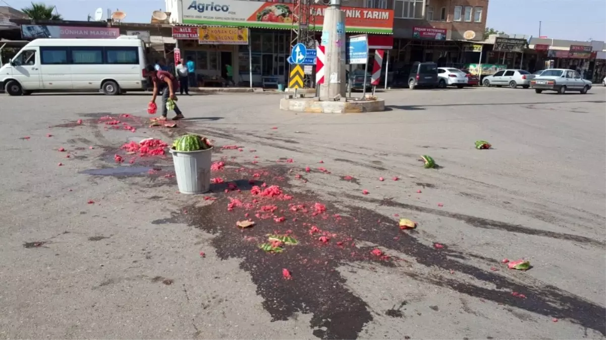 Parçalanıp Yola Dağılan Karpuzları Esnaf Temizledi